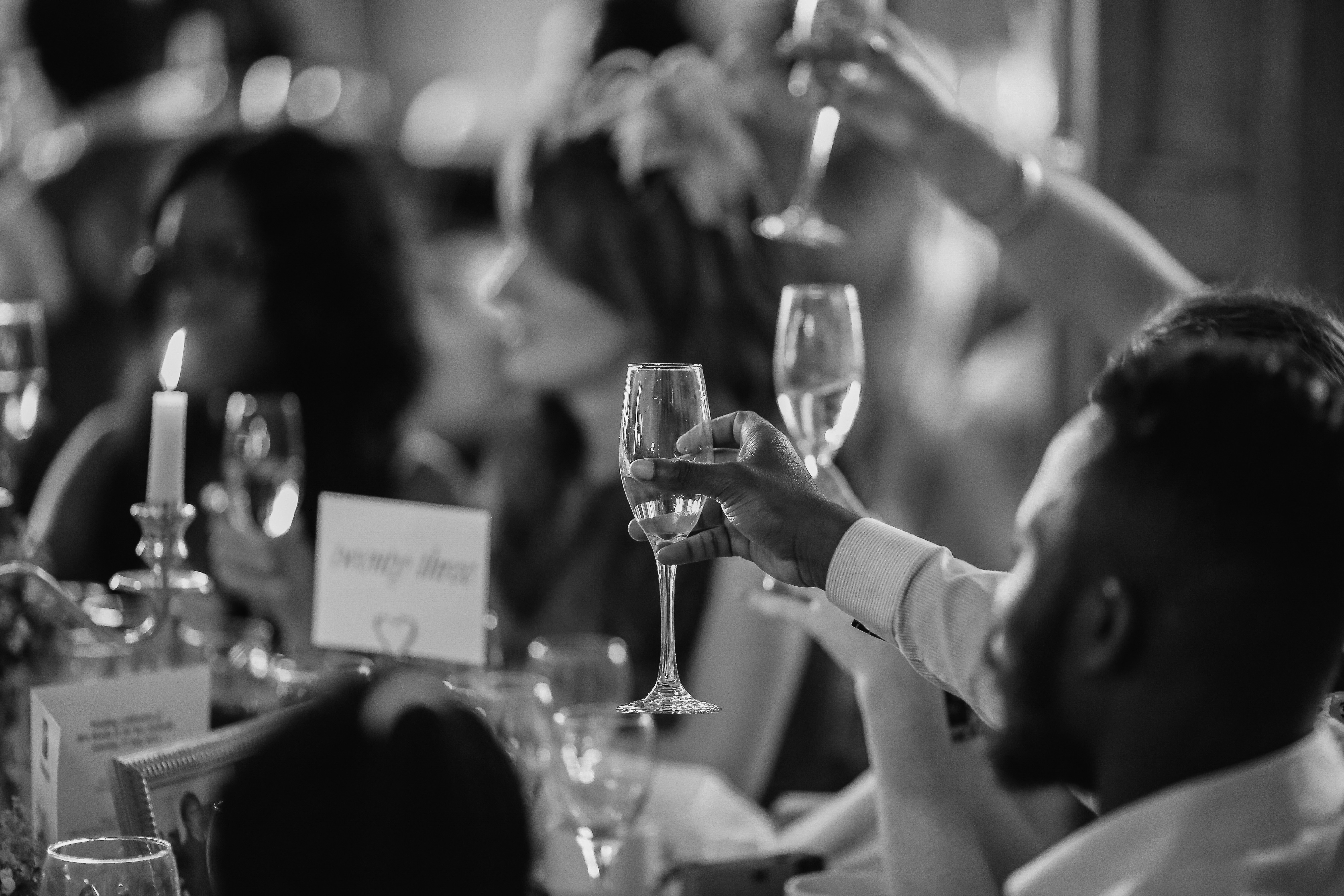 Dîner caritatif — toast et ambiance de gala